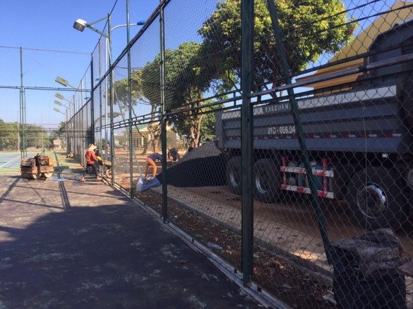 Nhũ tương làm sân tennis theo phương pháp tưới thấm nhập